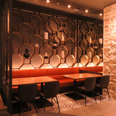 和モダンな落ち着いた雰囲気のお席はテーブルとソファでご用意。デートや記念日などの大切な日に博多小皿料理でゆったりとしたお時間をお過ごしください