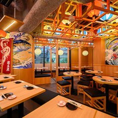 広々としたオープンテーブル席は、2名様からグループまで利用OK。ゆったりとしたレイアウトで居心地も抜群です。旬の海鮮を囲みながら語らう時間は、きっと忘れられないひとときに。