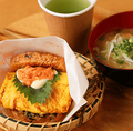 料理メニュー写真&nbsp;鮭明太だし巻きえんむすびバーガー茶香セット