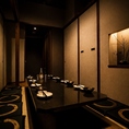 【落ち着いてゆったり寛げる】足をゆったり伸ばせる掘りごたつ個室を完備。落ち着いた雰囲気の中で、誰にも邪魔されずゆったりとお食事をお楽しみいただけます。接待や少人数の飲み会に最適です。心から寛げる空間で、自慢のお料理とお酒ををご堪能ください。