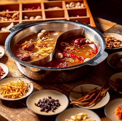 アイスランド産ラム肉や松坂牛など上質なお肉を味わえる薬膳麻辣湯鍋専門店！