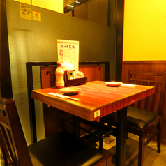 中庭が見える2名席はデートにもおすすめです♪