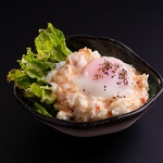 クリーミーな温玉ポテトサラダは絶妙な味わいでサイドメニューを引き立てます。ぜひお試しください！