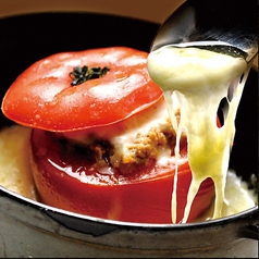 【Vina Vin Vino 新宿店人気No.1メニュー】丸ごとトマトのオーブン焼き ◆香ばしい挽き肉ととろとろチーズの写真