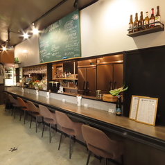 お一人様のご利用に最適なカウンター席を、8卓ご用意しております。しっぽりとおくつろぎいただけるお席です。サク飯・サク飲みも大歓迎です！