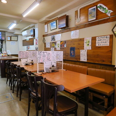 少人数の食事やグループ飲みにちょうどいいテーブル席は、木の温もりを感じる落ち着いた雰囲気。2名～4名を中心に、使いやすいレイアウトが好評で、気軽な会話や食事が楽しめます。お酒と料理を囲んでゆったり過ごしたい時に最適です。