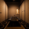 【洗練された和の空間で大切なひとときを】落ち着いた黄金色の壁と間接照明が、上品で洗練された雰囲気を醸し出す掘りごたつ個室は、足を崩してリラックスできるため、長時間の接待や特別な会食に最適です。他のお客様を気にせず、格調高い空間で美食をご堪能いただける空間になります。