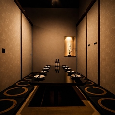 【洗練された和の空間で大切なひとときを】落ち着いた黄金色の壁と間接照明が、上品で洗練された雰囲気を醸し出す掘りごたつ個室は、足を崩してリラックスできるため、長時間の接待や特別な会食に最適です。他のお客様を気にせず、格調高い空間で美食をご堪能いただける空間になります。