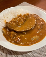 柔らか豚タンがのった　スネ肉のカレーライス