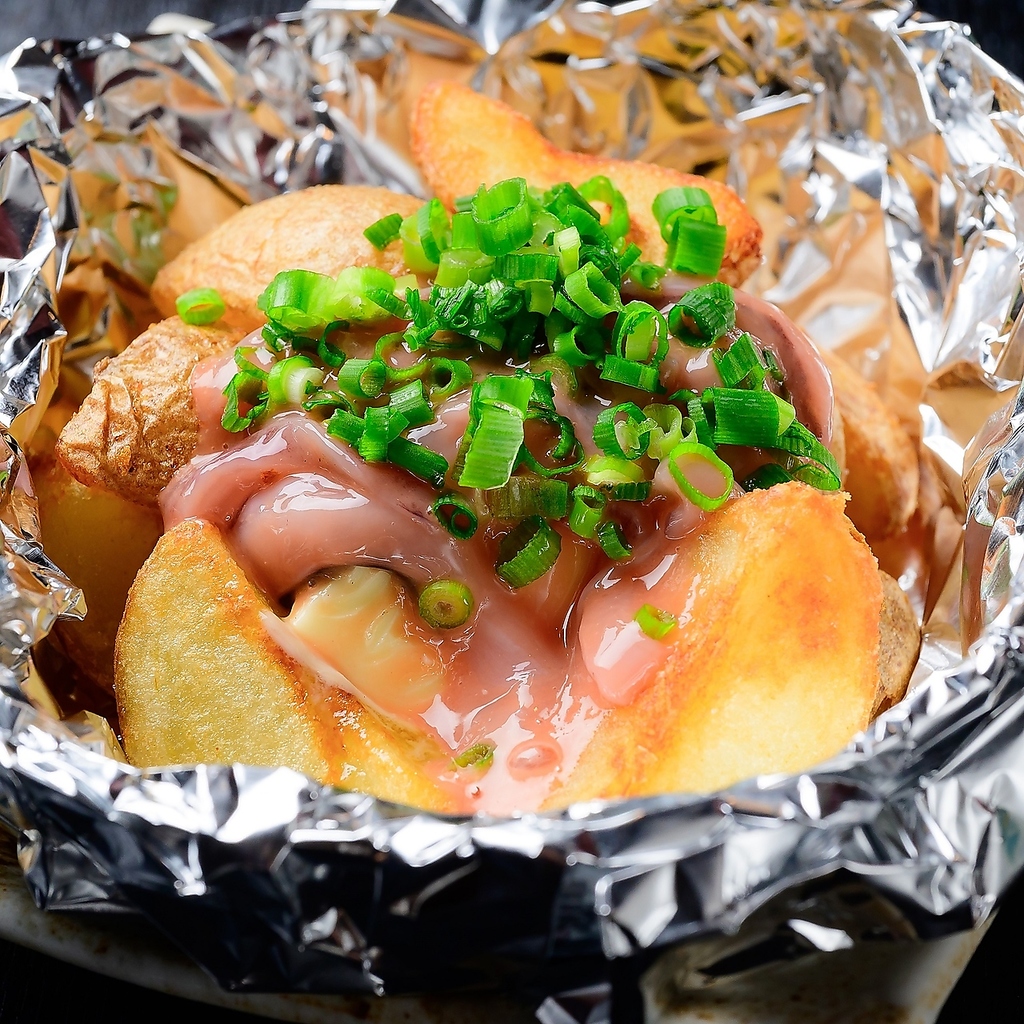 塩辛じゃがバターやザンギなどの北海道料理や定番居酒屋メニューなど自慢のお料理が充実