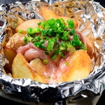 塩辛じゃがバターやザンギなどの北海道料理や定番居酒屋メニューなど自慢のお料理が充実