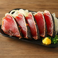料理メニュー写真&nbsp;【かつおのたたき】口の中であふれ出すギュッと詰まった濃厚な旨みと香ばしい焼き目が魅力