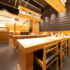 様々な人数に対応可能なテーブル席。心地よい雰囲気の中、至福のひとときをお過ごしください。