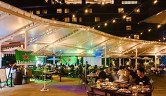 テラスでBBQビアガーデン！お子様広場＆大型滑り台も完備（17時まで・雨天中止）。夏は地域最安値のビアガーデンで盛り上がろう！イルミネーションや週末限定のミニライブも開催しており、大人も子供も大満足間違いなし。心地よい風を感じながら、笑顔あふれる素敵なひとときをお過ごしください。