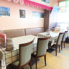 テーブル席（2～4名様）壁側がソファー席になっているので、4名様以上でもご利用できます。お子様連れも安心★お子様の飲み放題食べ放題のコースもありますので、みんなでワイワイお好きなものをご注文下さい。詳しくは食べ飲み放題のページをご覧ください。