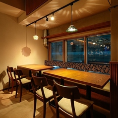 ゆったりとしたテーブル席を2卓ご用意しております。各テーブルは4名様までご利用いただけ、グループでのお食事やご家族での団らんに最適です。落ち着いた空間で、会話を楽しみながらお食事をお楽しみください。