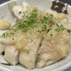 当店自慢のジューシーな蒸し鶏たっぷり葱ソース