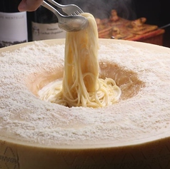 イタリア産「グラナパダーノ」巨大ホールチーズのクリームパスタ