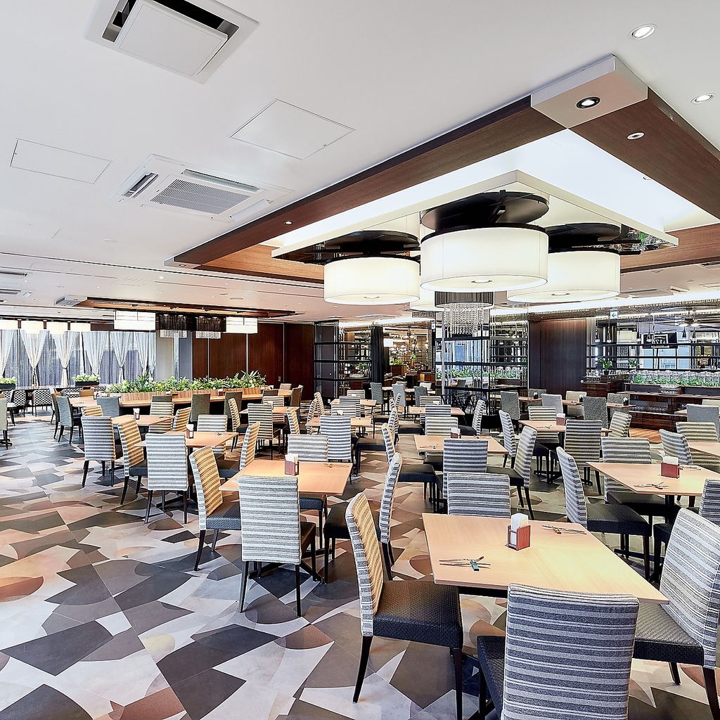 広々とした開放感のあるレストラン。席数多数。ゆったり座れるソファー席やテーブル席がございます。