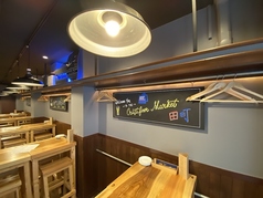 隠れ家のような雰囲気の中で、ゆったりとしたひとときを楽しめるスペースがあります。6名掛けのテーブルが3つ、さらに4～5名掛けのテーブルが1つ完備されており、友人や家族との集まりにぴったり。落ち着いた空間で、特別な時間を過ごしながら、美味しい料理を心ゆくまで堪能してください。心温まるサービスも魅力です。