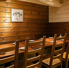 10名様まで着席可能なテーブル席です。こちらはレイアウト変更が可能です。気軽にお申し付けください。