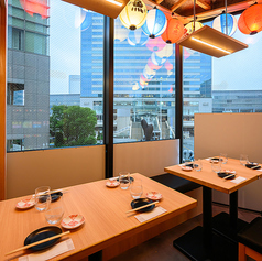 落ち着いた和の趣が漂う個室空間をご用意。周囲を気にせずゆっくりと過ごせるため、接待や会食、記念日にも最適です。間接照明が温かく照らす店内で、旬の鮮魚と銘酒を贅沢に堪能。大人の隠れ家として、品川の夜を特別なひとときに。