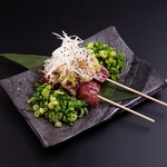 特上牛レバーにネギをたっぷり乗せた一品は、食感と風味が絶妙にマッチング！ぜひ味わってください♪