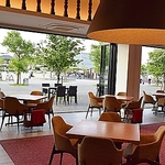 全面ガラスの開放的な空間。お洒落な店内で、優雅なランチタイムをお過ごしいただけます。