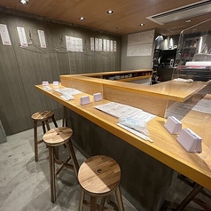 一階カウンター席は椅子に座ってゆったりとお食事ができ、旬魚と厳選された美酒を心ゆくまで堪能できる特等席。