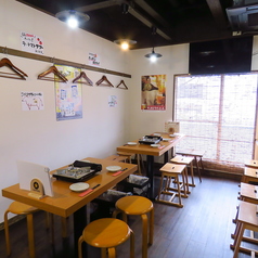テーブル席が6名×1卓ございます。