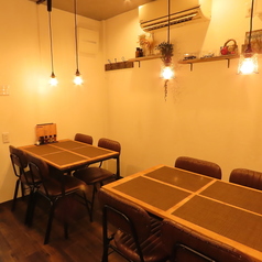 【テーブル席　4×2】当店では4名様掛けのテーブル席を2つご用意しており、会社帰りや同僚との飲み会に最適です。まるで自宅にいるかのような温かな雰囲気の中で、手作り料理と美味しいお酒を心ゆくまで堪能できます。親しい人たちと楽しい時間を過ごしながら、心地よいひとときをごゆっくりとお楽しみください。