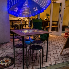 【喫煙OKなお外のお席♪】お祭りのようにカラフルで賑やかなお外のお席では、喫煙もOKです◎愛煙家さんにもお楽しみ頂けますので、是非お気軽にお越しください★