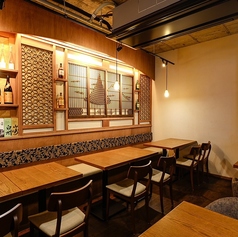 広々としたテーブル席をご用意しており、最大10名様までご利用いただけます。ご家族やご友人との集まり、会社の会食など、グループでのご利用に最適です。ゆったりとした空間で、会話とお食事をお楽しみください。