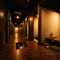 【和モダンなお部屋】和モダンなデザインで、落ち着いた雰囲気を楽しむことができます。明るい木目の床は、自然の温もりを感じさせ、シックな黒い暖簾と温かい間接照明が調和して、洗練された和モダンな雰囲気を演出しており、時間たっぷりと、心ゆくまで満喫したいご宴会に最適です。