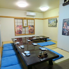 座敷は少人数にも対応でき、隣席との仕切りで落ち着いて食事が可能。掘りごたつ形式であれば足腰に負担が少なく、幅広い年代の方がゆっくり過ごせるのが特徴。料理と会話をしっかり楽しめる席です。