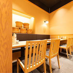 ご家族でのお食事をはじめ、女子会、宴会など様々なシーンでご利用いただけるテーブル席をご用意しております。