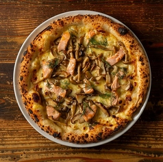 秋鮭と４種のキノコのちゃんちゃんピッツァ