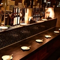 【おしゃれなカウンター席】店内にはオープンタイプのカウンター席も完備。料理人の手仕事を間近に眺めながら、炭火焼きの香ばしさを感じる贅沢な時間を過ごせます★