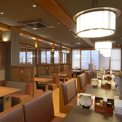 テーブル席ございます。広々とした店内落ち着いたテーブル席です。人数に応じてお席をご用意いたします。※店舗により部屋の配置・席数が異なる場合がございます