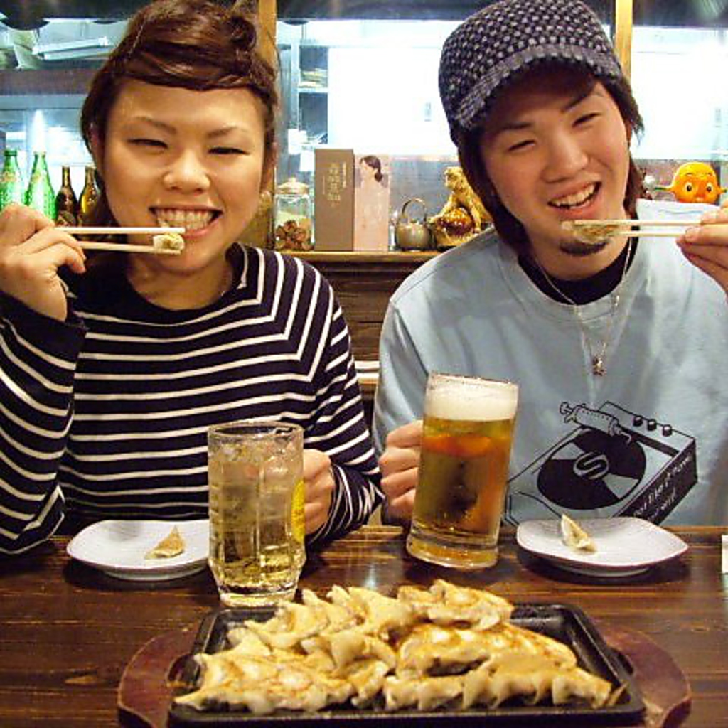 おいしい～♪皮はパリッと、中はぎゅっと具が詰まった自慢の黒豚餃子！ふたりで100個いっちゃう人も