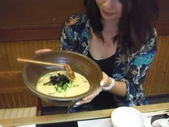 天然すっぽんを美味しく綺麗な澄んだスープ.時間をかけ丁寧に作った濁りの無いスープうす黄緑色の雑味のない天然すっぽんスープです。２人で一升のお酒を使い時間をかけ育て上げたスープがベースとなった雑炊は日本料理の技でより美味しく、ふわふわ・トロトロに仕上げます.技の違いをご賞味ください。予約は0798-22-3112迄