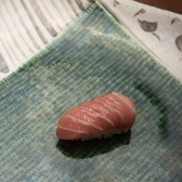 握りも丁寧にお造りします。至福の一口をごゆっくり。