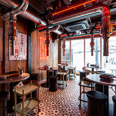 ネオン輝く店内