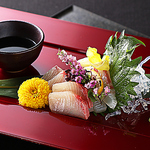 旬の新鮮な食材を使用することはもちろん、和食器にもこだわり有り。