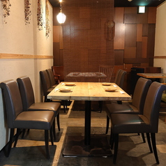 店内奥のテーブル席はカーテンで仕切って半個室にも。程よい広さのテーブル席は、親しい仲間との集まりにちょうど良いサイズ。プライベートな空間で、気兼ねなく会話を楽しめます。