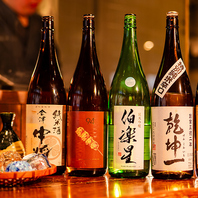 当店では、焼鳥と多彩な日本酒を楽しむことができます