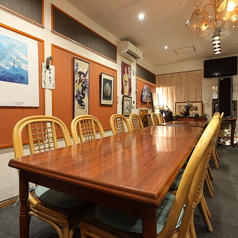 店内には、最大6名様までゆったりとお座りいただけるテーブル席をご用意しております！ご家族やご友人、職場の同僚との会食に最適です。落ち着いた空間で、美味しい料理を囲みながら、気兼ねなく会話をお楽しみいただけます。