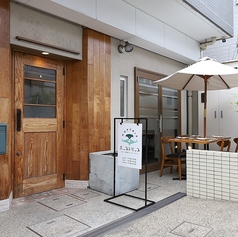 開放的なテラス席では、ペット同伴でのお食事もOK。昼は陽光が差し込む心地よいカフェ空間として、夜はライトアップされたおしゃれな雰囲気に。女子会やデート、ファミリー利用にも人気です。たまプラーザで愛犬と一緒に過ごせる貴重なモロッコ風テラスです。