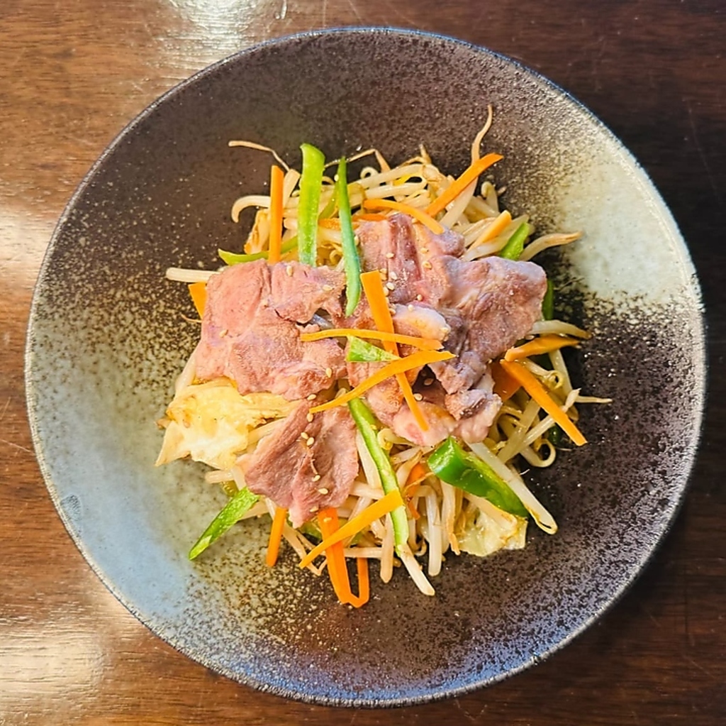 ラム肉とシャキシャキのお野菜がこだわりのタレと絡み合い絶妙な美味しさを楽しんでいただけます♪