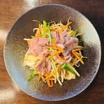 ラム肉とシャキシャキのお野菜がこだわりのタレと絡み合い絶妙な美味しさを楽しんでいただけます♪